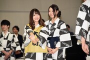 「スポーツまくら投げ」の試合に臨む松村香織（左）、古畑奈和（右）。