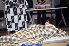 布団に入った松村香織。