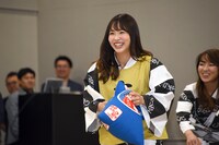 まくらを持つ松村香織。
