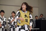 まくらを投げる松村香織。