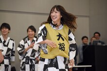 まくらを投げる松村香織。