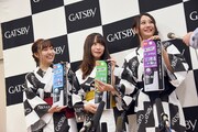 囲み取材に応じる須田亜香里（左）、松村香織（中央）、古畑奈和（右）。