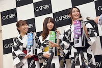 囲み取材に応じる須田亜香里（左）、松村香織（中央）、古畑奈和（右）。