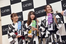 囲み取材に応じる須田亜香里（左）、松村香織（中央）、古畑奈和（右）。