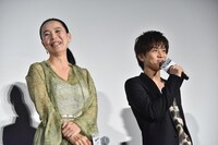 左から河瀬直美、岩田剛典。