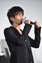 ロープを登る様子を表現する岩田剛典。