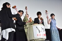 鏡割りをする登壇者たち。