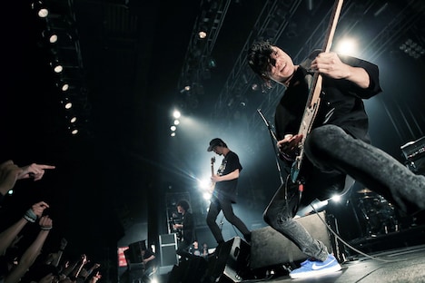 武田将幸（HERE）と9mm Parabellum Bullet。（撮影：高畠正人、新倉映見）