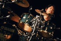 かみじょうちひろ（Dr / 9mm Parabellum Bullet）（撮影：高畠正人、新倉映見）