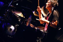 疋田武史（Dr / アルカラ）（撮影：高畠正人、新倉映見）