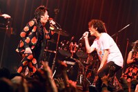 尾形回帰（HERE）と菅原卓郎（9mm Parabellum Bullet）。（撮影：高畠正人、新倉映見）