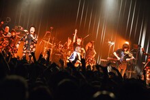 真山りか（私立恵比寿中学）と稲村太佑（アルカラ）がゲスト参加したHEREのライブの様子。（撮影：高畠正人、新倉映見）