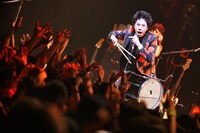 尾形回帰（Vo / HERE）（撮影：高畠正人、新倉映見）