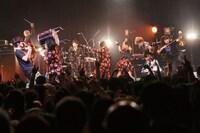 HEREのライブの様子。（撮影：高畠正人、新倉映見）