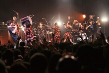 HEREのライブの様子。（撮影：高畠正人、新倉映見）