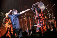 かみじょうちひろ（9mm Parabellum Bullet）と尾形回帰（HERE）。（撮影：高畠正人、新倉映見）