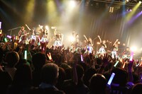 HEREと私立恵比寿中学。（撮影：高畠正人、新倉映見）