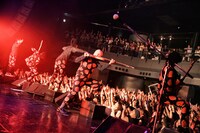 HERE（撮影：高畠正人、新倉映見）