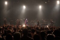 HEREのライブの様子。（撮影：高畠正人、新倉映見）