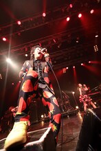 尾形回帰（Vo / HERE）（撮影：高畠正人、新倉映見）