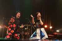 左から尾形回帰（HERE）、小林歌穂（私立恵比寿中学）。（撮影：高畠正人、新倉映見）