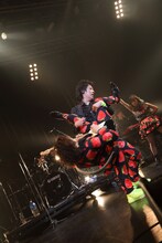 三橋隼人（G）をジャイアントスイングする尾形回帰（Vo）。（撮影：高畠正人、新倉映見）