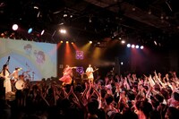 「れ子ちゃん」のぬいぐるみを投げたコレサワ。（撮影：小坂茂雄）