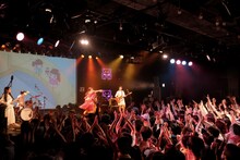 「れ子ちゃん」のぬいぐるみを投げたコレサワ。（撮影：小坂茂雄）