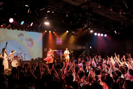 「れ子ちゃん」のぬいぐるみを投げたコレサワ。（撮影：小坂茂雄）