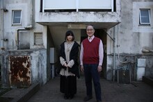 左からmajiko、佐野史郎。