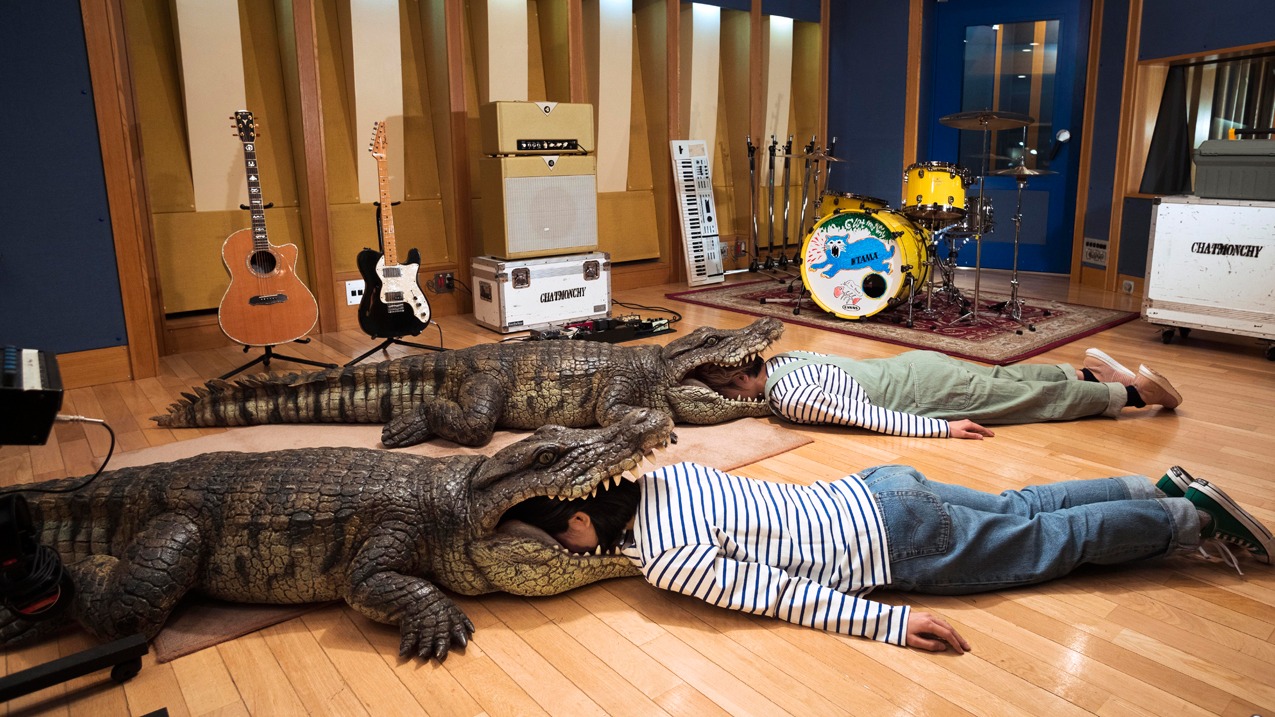 チャットモンチー「I Laugh You」ミュージックビデオのワンシーン。