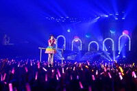 トロッコでアリーナを一周する小倉唯。（撮影：釘野孝宏 / 深野輝美）