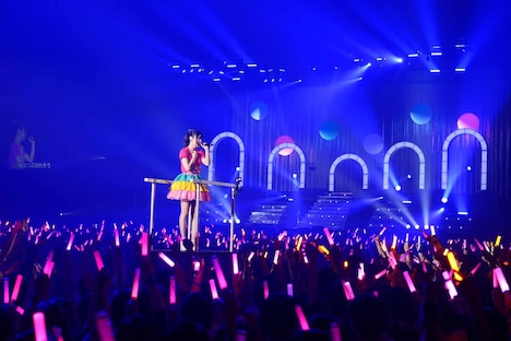 トロッコでアリーナを一周する小倉唯。(撮影:釘野孝宏 / 深野輝美)