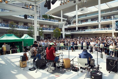 SPECIAL OTHERS ACOUSTICフリーライブの様子。（撮影：中河原理英）