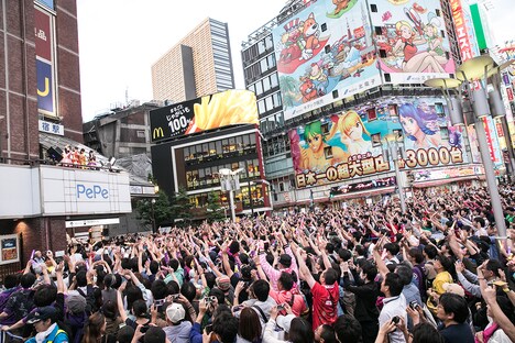 ももいろクローバーZがサプライズ登場した東京・西武新宿PePe前広場の様子。（撮影：笹森健一）