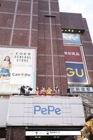 東京・西武新宿PePe 2FバルコニーでトークするももいろクローバーZ。（撮影：笹森健一）