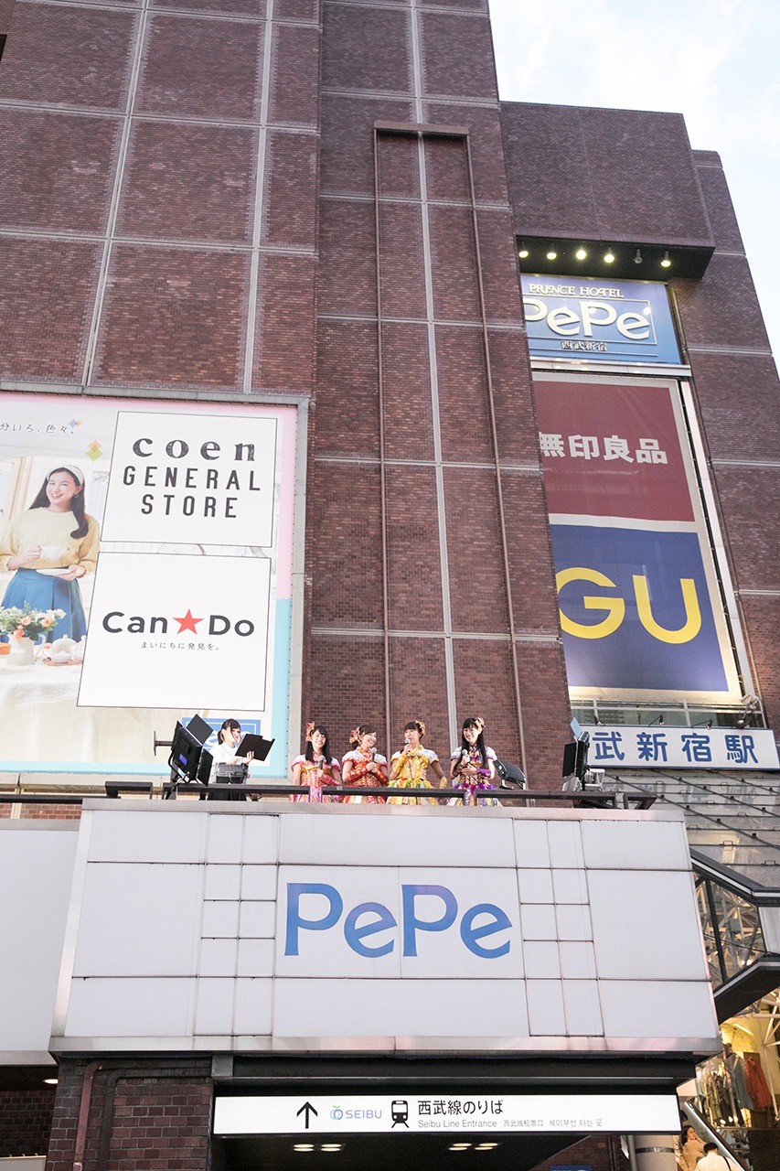 東京・西武新宿PePe 2FバルコニーでトークするももいろクローバーZ。（撮影：笹森健一）