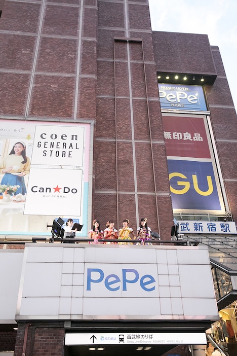 東京・西武新宿PePe 2FバルコニーでトークするももいろクローバーZ。（撮影：笹森健一）
