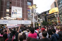 ももいろクローバーZがサプライズ登場した東京・西武新宿PePe前広場の様子。（撮影：笹森健一）