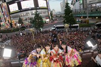 東京・西武新宿PePe前広場に集まったモノノフと記念撮影を行うももいろクローバーZ。（撮影：笹森健一）