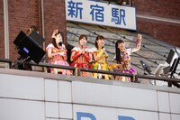 東京・西武新宿PePe 2Fバルコニーにサプライズ登場したももいろクローバーZ。（撮影：笹森健一）