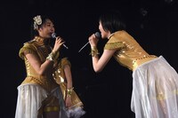 「新曲、歌うの？ 歌わないの？ どっち？」と公野舞華（右）に問う塚本颯来（左）。
