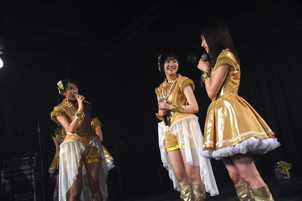 「新曲、歌うの？ 歌わないの？ どっち？」と華山志歩（右）に問う塚本颯来（左）。