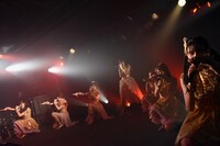 新曲「陰陽-Yin Yang-」を披露するはちみつロケット。