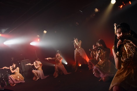 新曲「陰陽-Yin Yang-」を披露するはちみつロケット。