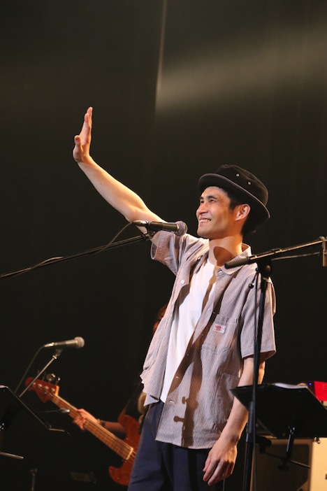 細根誠（Vo, Harp）（撮影：石塚康之）