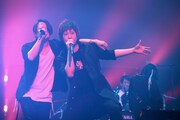 「Dancin' Dancin'」を熱唱するTERU（Vo / GLAY）と阿信（Vo / Mayday）。（Photo by Viola Kam [V'z Twinkle]）