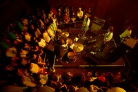 羊文学によるライブの様子。（写真提供：スポティファイ）