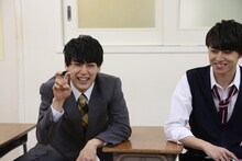 “けだピ”をするユースケ（左）。