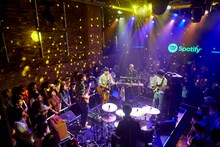 SPiCYSOLによるライブの様子。（写真提供：スポティファイ）